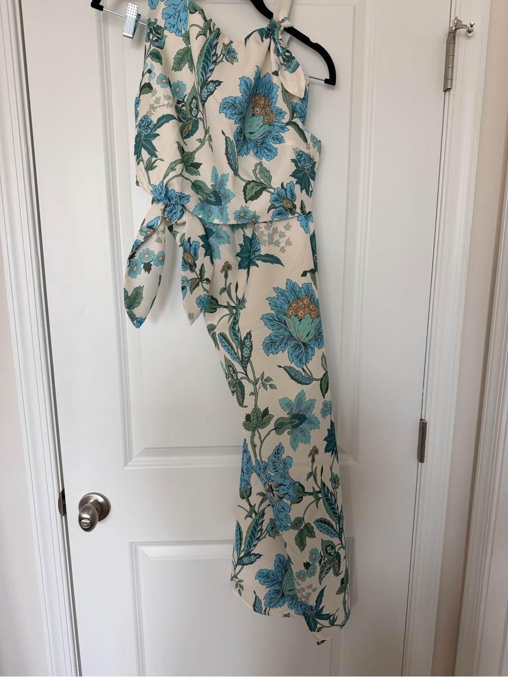 Commense/Size Large
Floral Cutout Maxi Dress in Cream and Blue - Picture 7 of 9